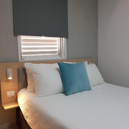 Airport Guest House Or Yehuda Esterno foto