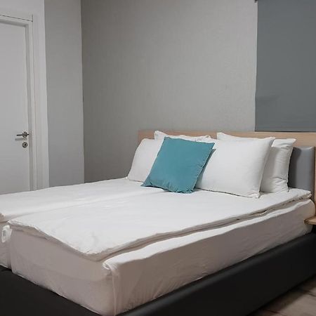 Airport Guest House Or Yehuda Esterno foto