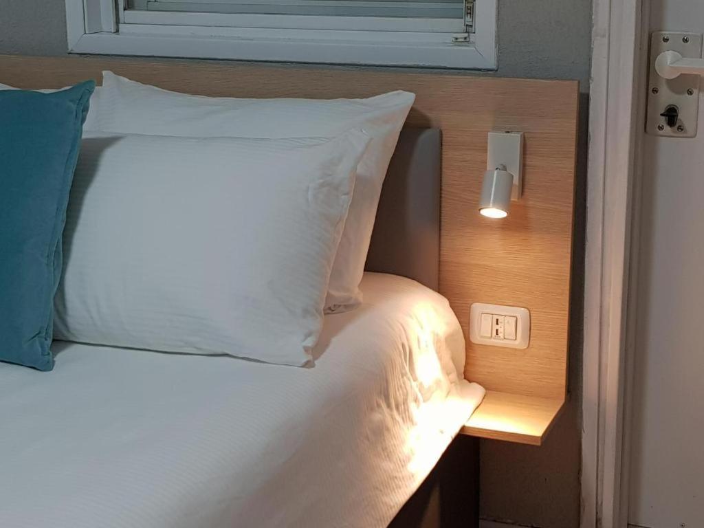 Airport Guest House Or Yehuda Esterno foto