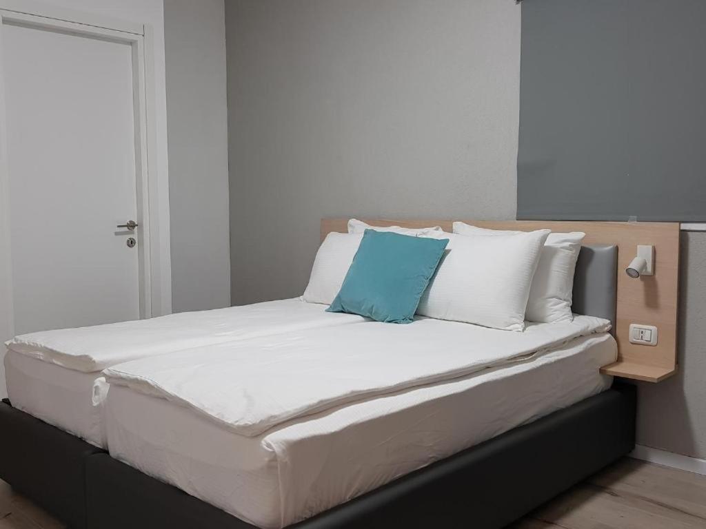 Airport Guest House Or Yehuda Esterno foto