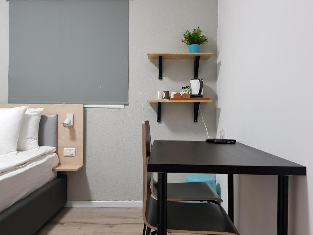 Airport Guest House Or Yehuda Esterno foto