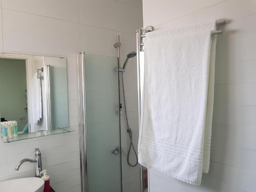 Airport Guest House Or Yehuda Esterno foto