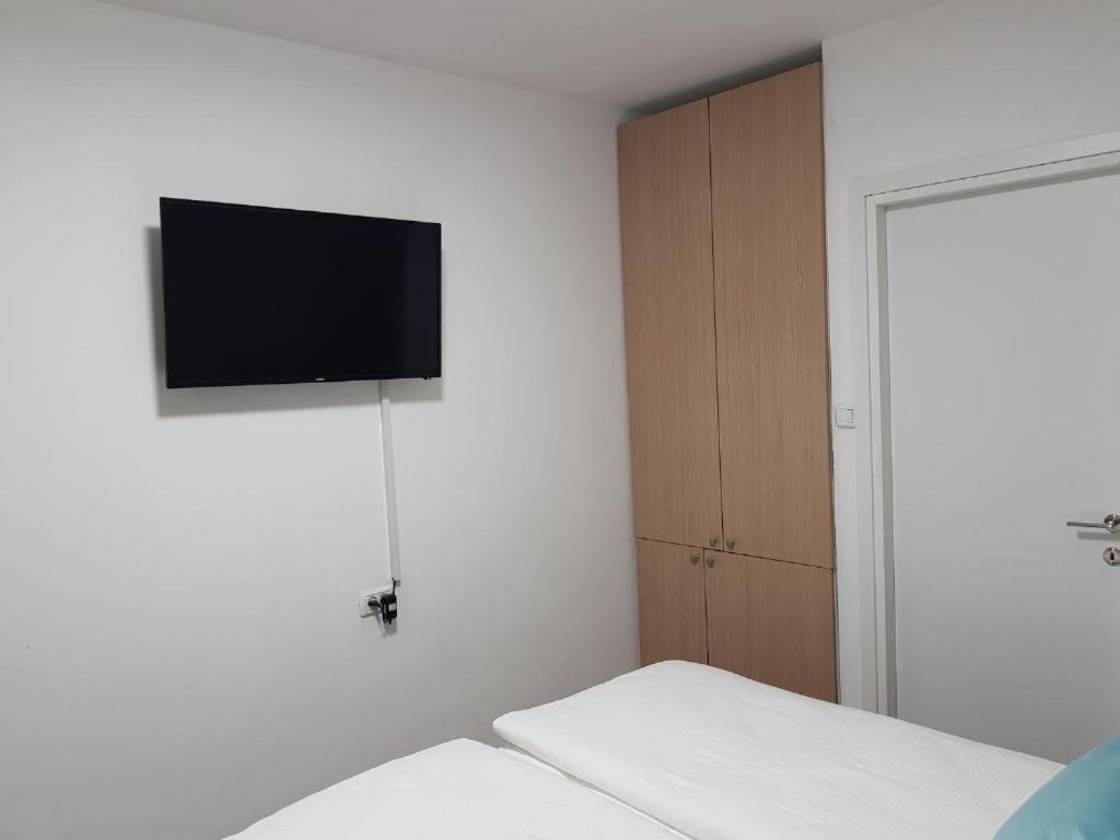 Airport Guest House Or Yehuda Esterno foto